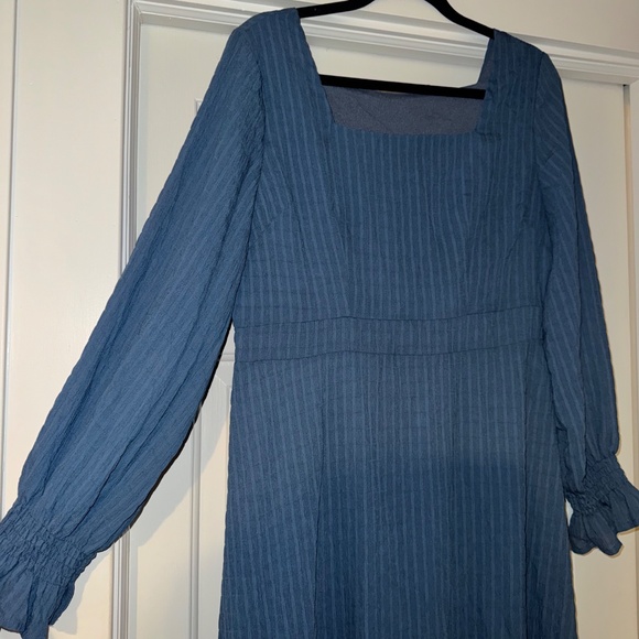 NWOT Women's Flounce Sleeve Dress - Picture 4 of 5